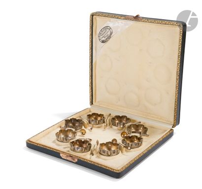 null Service à caviar en argent, à 8 coupelles mouvementées et 8 petites louches.
Dans...