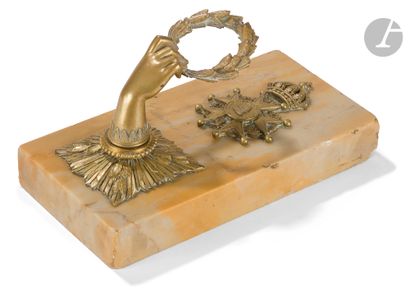 null Presse papier en marbre de Sienne orné d’un motif en bronze doré d’une Légion...