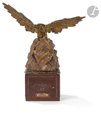Eagle in gilt bronze on a patinated stone...