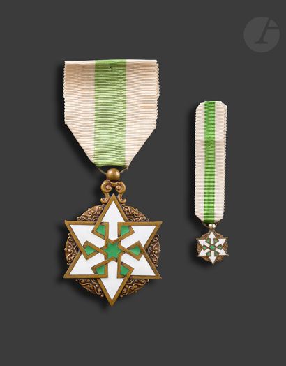 null SYRIE 
ORDRE DU MÉRITE SYRIEN
Étoile de 4e classe « Bronze ». Croix à six flèches...