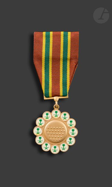 null SAUDI ARABIA - UNITED ARAB EMIRATES 
- SAUDI ARABIA: Gulf War Medal. 
In gilt...