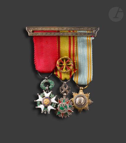 null Barrette de trois miniatures : 
- chevalier de la Légion d’honneur. IIIe République....
