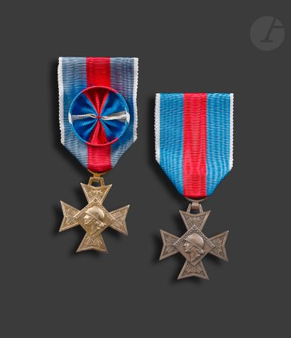  FRANCE ORDRE DU MÉRITE MILITAIRE Deux décorations : - croix d’officier en vermeil....