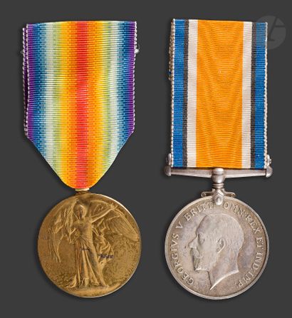 null GRANDE-BRETAGNE 
Ensemble comprenant trois médailles d’ordonnance du Capitaine...