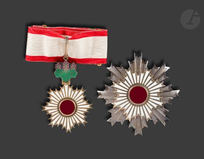 null JAPAN 
ORDER OF THE SUN LIFTING 
Set of 2nd class, Grand Officer, of the order...