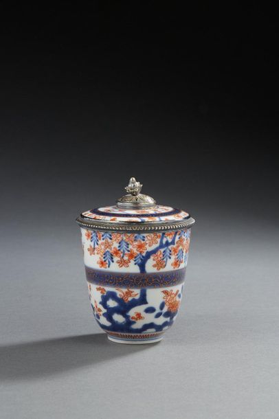 null PARIS 1717 - 1722
Pot couvert monté argent en porcelaine polychrome Imari, la...