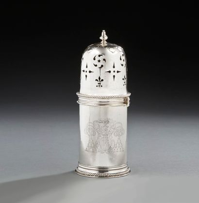 null DUNKERQUE 1696 
Saupoudroir à sucre monté à baïonnette en argent de forme cylindrique,...