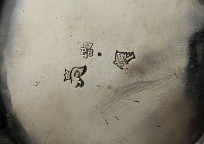 null DUNKERQUE 1754 - 1755
Théière en argent de forme balustre à côtes droites, à...