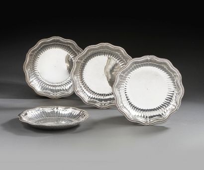 null PARIS 1732 - 1733
Suite de quatre jattes de forme ronde en argent, modèle à...