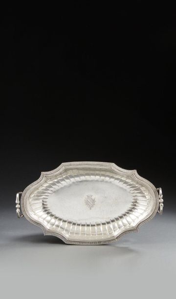 null CALAIS 1738 - 1748
Grand plat de forme ovale en argent repoussé de côtes, la...
