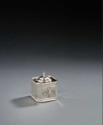 null BESANCON 1691 - 1745
An inkwell in silver
Master silversmith: Jean-Baptiste...