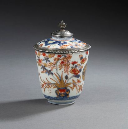 null PARIS 1717 - 1722
Pot couvert monté argent en porcelaine polychrome Imari, la...