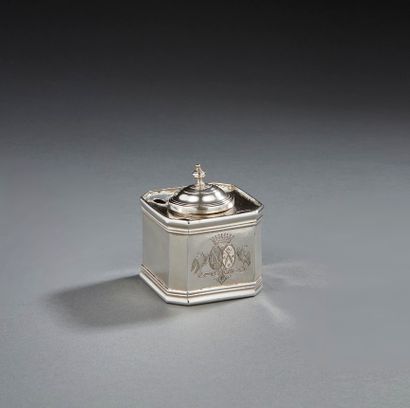 null BESANCON 1691 - 1745
An inkwell in silver
Master silversmith: Jean-Baptiste...