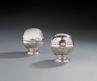 null PARIS 1722 - 1723
Paire de boules à éponge et à savon en argent à charnière...