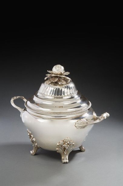 null DÔLE 1787 - 1788
Soupière en argent de forme balustre reposant sur quatre pieds...