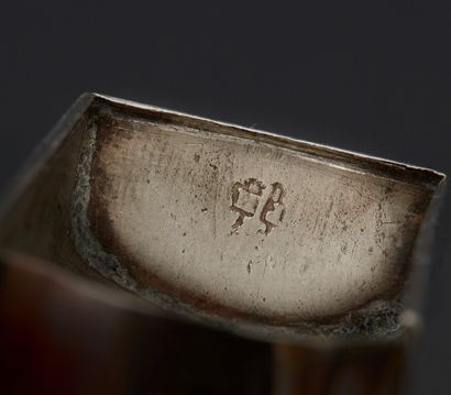 null ANGERS avant 1765
Reliquaire portatif en argent uni ouvrant à glissière, surmonté...