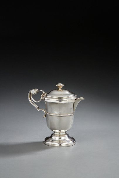 null TOULOUSE 1759 - 1761
A covered mustard pot in silver
Master silversmith: attributed...