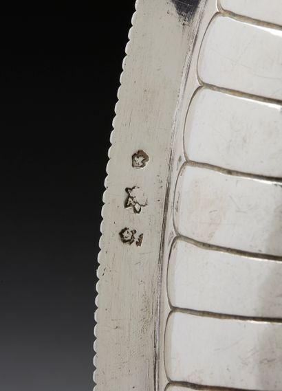 null CALAIS 1738 - 1748
Grand plat de forme ovale en argent repoussé de côtes, la...
