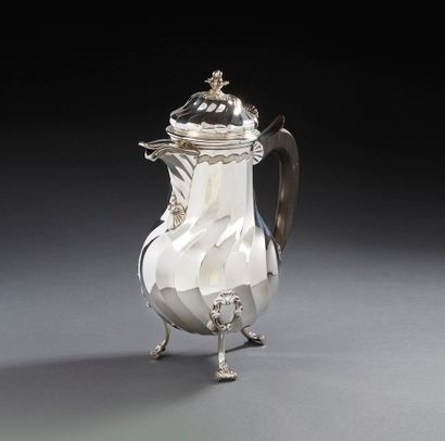 null VALENCIENNES 1777
A chocolate pot on three feet in silver
Master silversmith:...