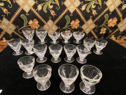null 
Service en verre de Baccarat, modèle Talleyrand, composé de 16 verres :

2...