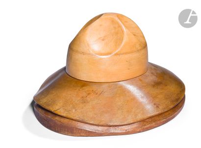 null Forme à chapeau en tilleul sculpté.
D : 36,4 cm - H : 19,5 cm