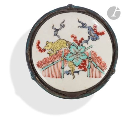 null Samson
Porcelain covered round inkwell with polychrome decoration in the Kakiemon...