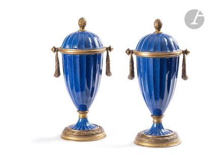 null Paire de vases en porcelaine de Sèvre bleu à monture de bronze doré à anses...