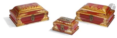 null Trois coffrets en bois peint en or sur fond rouge, à décor de scènes dans le...