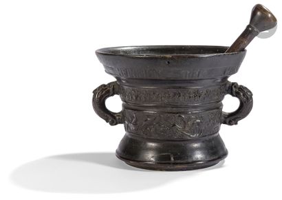 null Mortier en bronze à deux anses en forme de dauphin, décor en applique de vases...