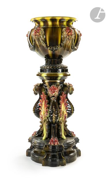 null SAINT-ANDRE, NICE 
Vase d’ornement sur une colonne en grès flammé à décor de...