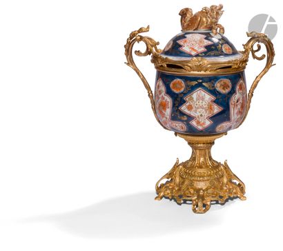 null Pot couvert en porcelaine à décor Imari et monture de bronze doré à décor ajouré...