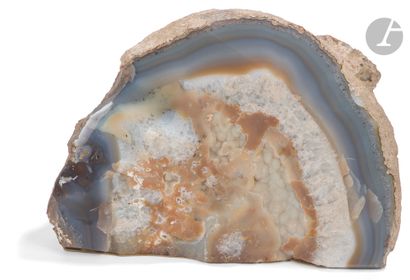 null Large grey-brown agate half geode.
Polished rock on one side. 
Dim: 42 cm wide,...