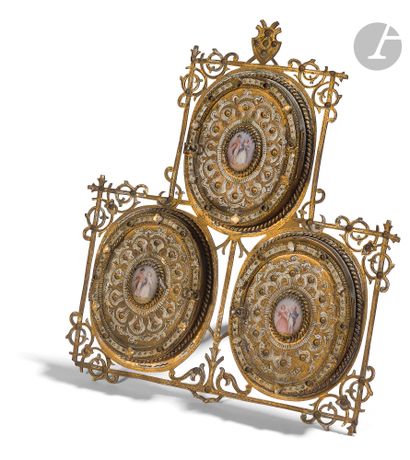 null Gilded brass table display with three miniature frames masked by oval leaves...