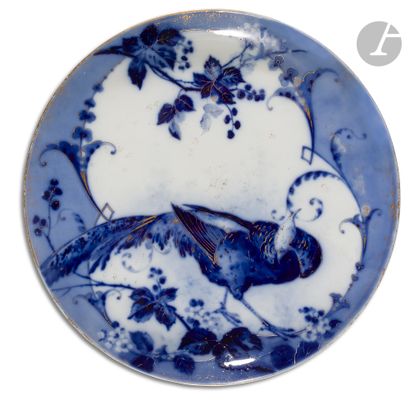 null Valentines (attribuée à )
Grande coupe ronde en porcelaine à décor en bleu sous...