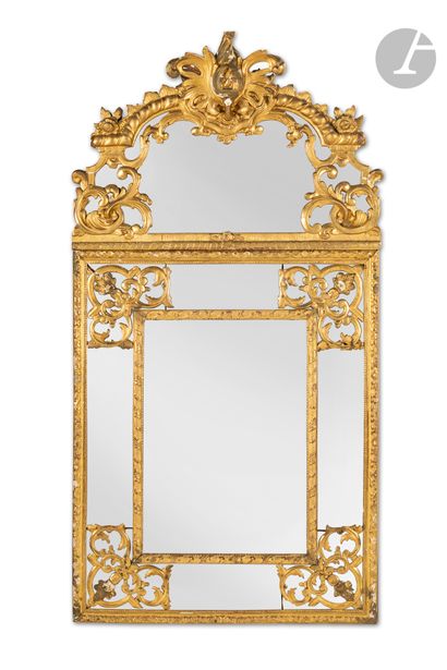 Miroir en bois doré à décor ajouré de feuillages...