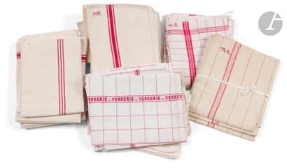 Set of 30 tea towels (red and white).