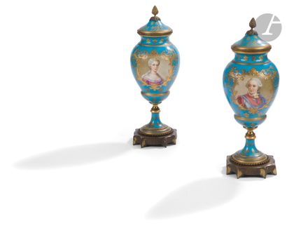null Sèvres (genre de)
Paire de vases de forme balustre couverts en porcelaine à...