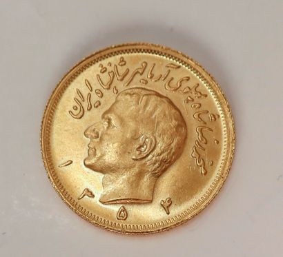 null 
1 pièce de 2,5 Pahlavi en or (22K), dans un sachet numéroté 2017115

Poids...