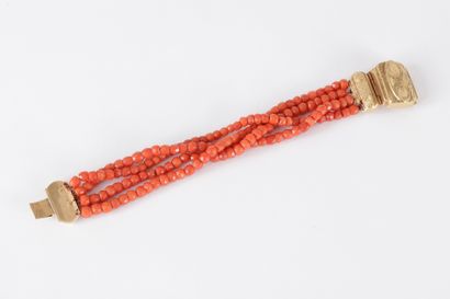 null Bracelet de 4 rangs de billes de corail facettées, fermoir en or 18K (750) ciselé...