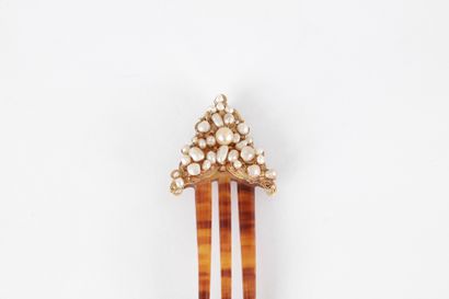 null Peigne surmonté d’un motif filigrané en or 18K (750) cousu de perles baroques....