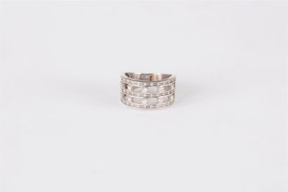 null Bague en or gris 18K (750) sertie de deux lignes de diamants de taille moderne...