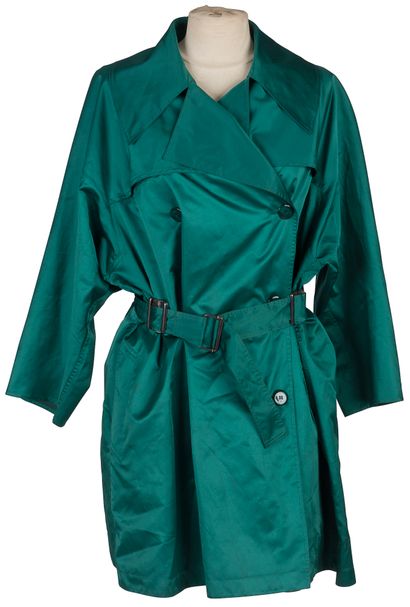 null ALAÏA. 

Imperméable vert émeraude avec sa ceinture (T.40), quelques tâches...