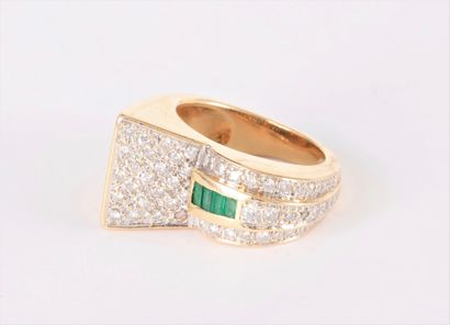 null Bague asymétrique en or 18K (750) ornée de diamants ronds de taille brillant...