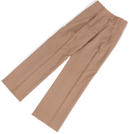 null Yves Saint Laurent Rive Gauche

Tailleur pantalon beige ( taches) 3 pantalons....