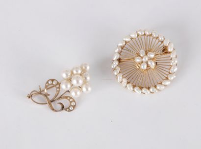 null Lot de deux broches, l’une en or 18K (750) formant une rosace ornée de perles...