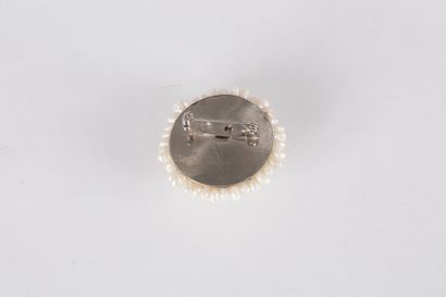 null Broche en métal ornée de perles de rivière.

Diamètre : 3,3 cm environ.