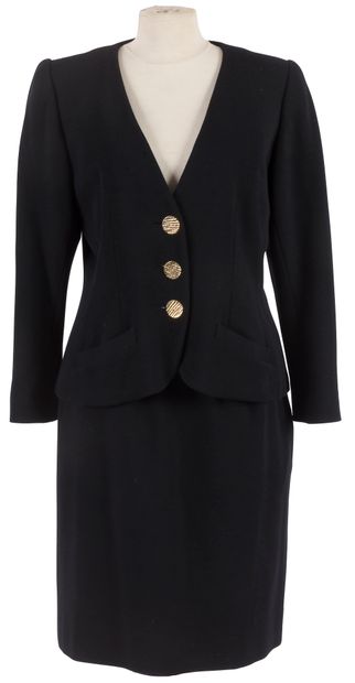 null Yves SAINT LAURENT Rive Gauche (5 pièces)

Lot : 1 tailleur jupe en lainage...