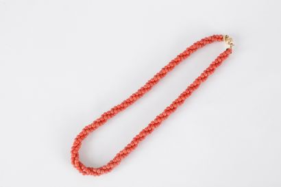 null Collier de trois rangs torsadés de billes de corail, le fermoir en or 18K (750)...