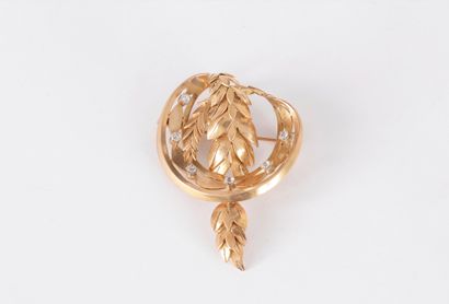 null Broche en or 18K (750) dessinant un ruban terminé par deux branches de blé stylisées,...