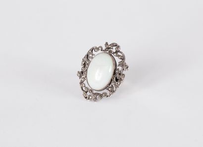 null Bague en argent sertie d’une opale cabochon dans un entourage de feuillages...